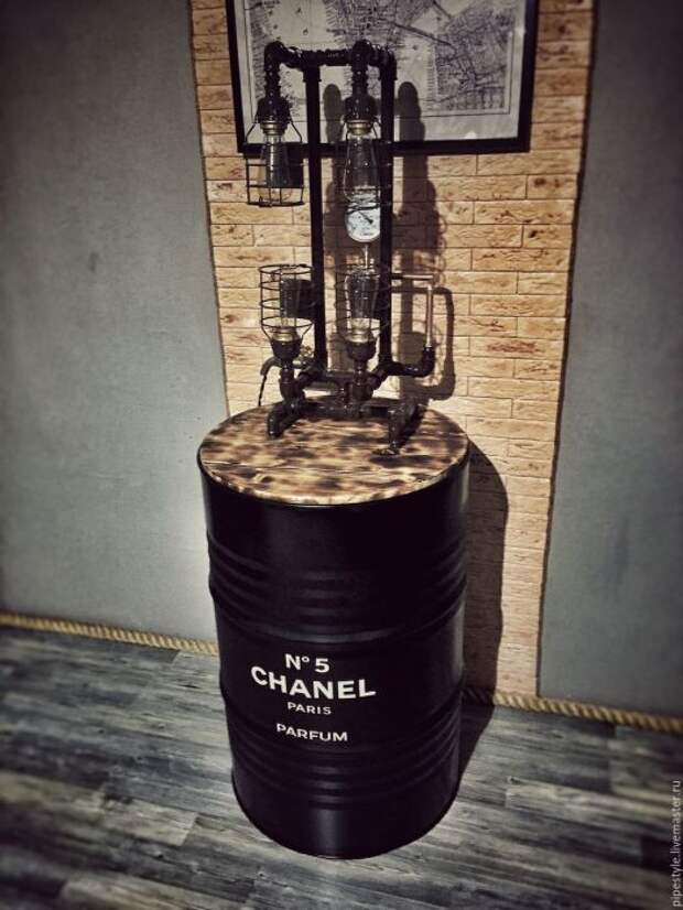 Металлическая бочка с надписью «Chanel No. 5» станет отличным основанием для необычного светильника.