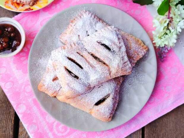 Слойки с клубничным вареньем