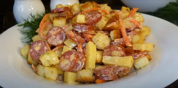 10 очень вкусных салатов с сухариками