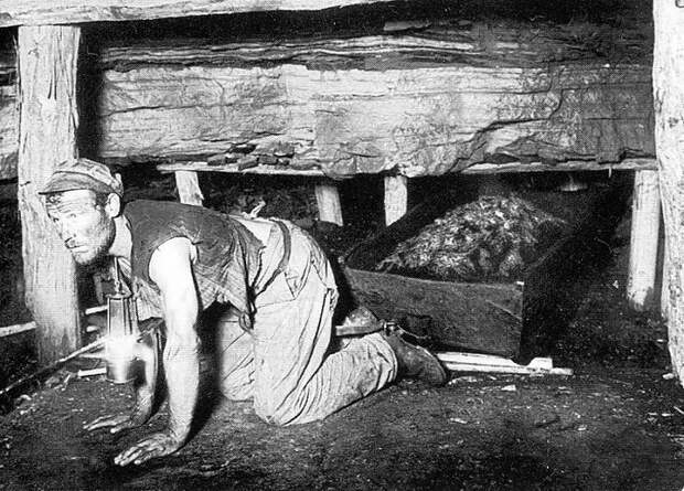Шахтер-каторжанин вытаскивает короб с углем из забоя. 1890 г. история, события, фото