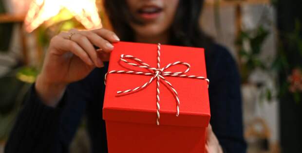 Скромного «спасибо» недостаточно: как правильно принимать подарки от мужчины