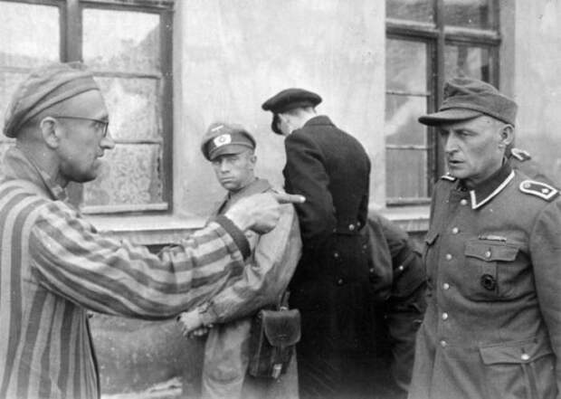 Бывший военнопленный указывает на охранника-садиста в Бухенвальде, апрель 1945-го.