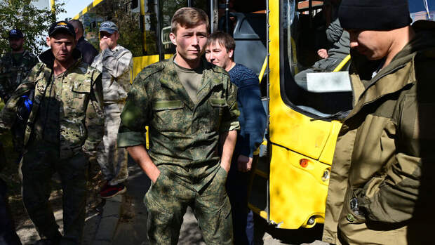 Добровольцы, прибывшие в военкомат Белгорода, рассказали, зачем отправляются на СВО