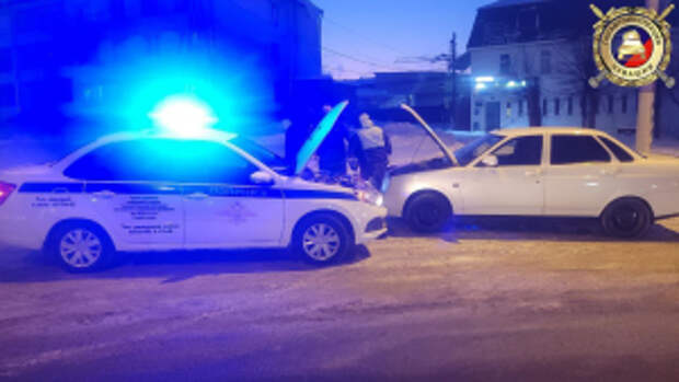 В Чувашской Республике сотрудники Госавтоинспекции оказывают помощь автолюбителям, попавшим в беду в сильные морозы