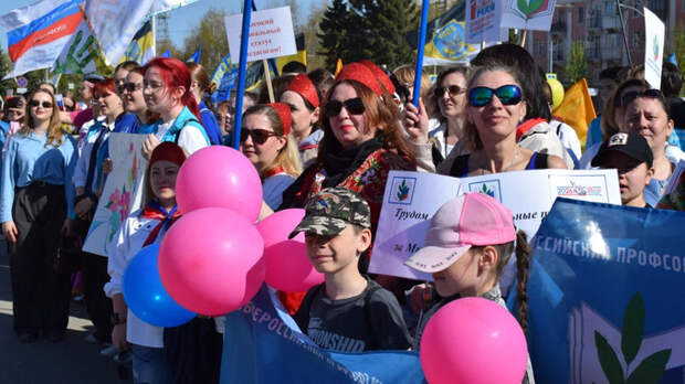 Первомай в Барнауле: колонны профсоюзов и партий прошли по проспекту Ленина