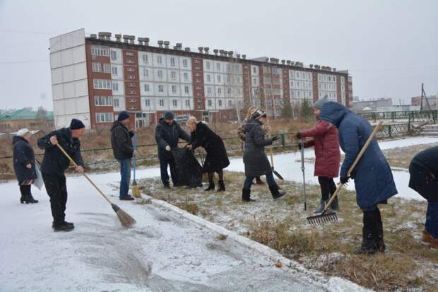 Показательное выступление сотрудников ДК в Шадринске — вышли подметать заснеженную траву
