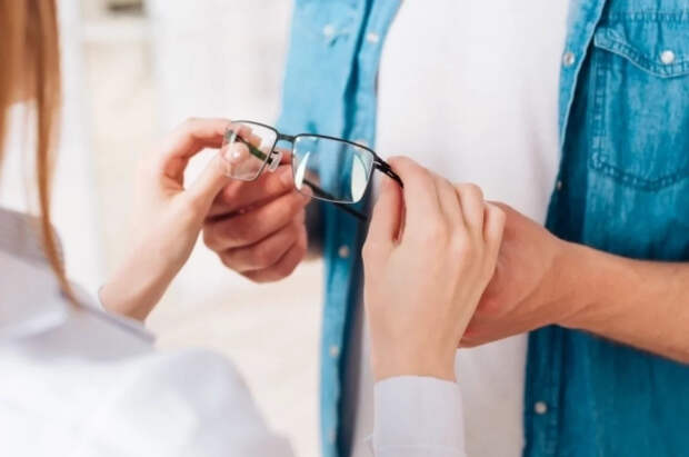 Врач Чурганова оценила эффективность очков для работы за компьютером