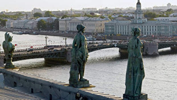 Скульпуры на крыше Эрмитажа. Вид на Дворцовый мост. Архивное фото