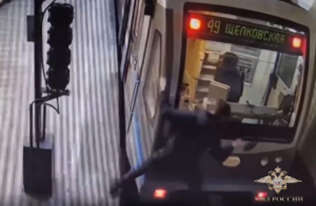 Полицейские столичного метро задержали молодого человека, который проехался на сцепке последнего вагона