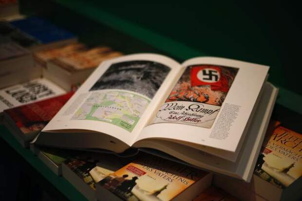 Жена Порошенко продает украинцам книжки Гитлера