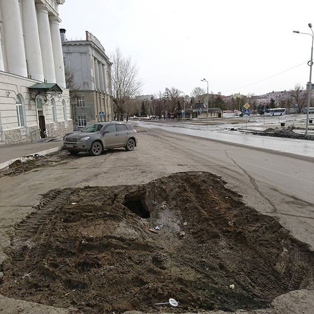 Омские дороги выглядят так, как будто там закончилась не зима, а война