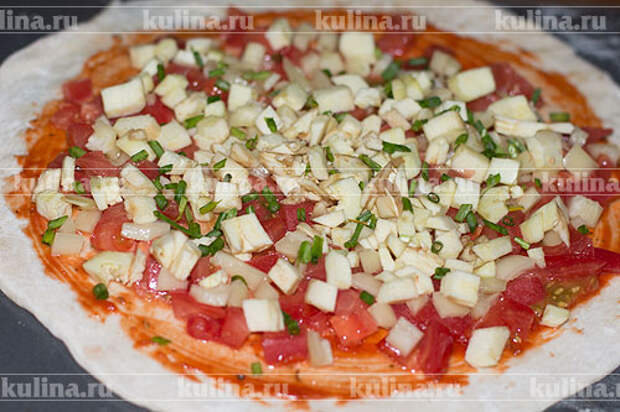 Базилик мелко нарезать и посыпать им пиццу, овощи по желанию можно немного присолить.