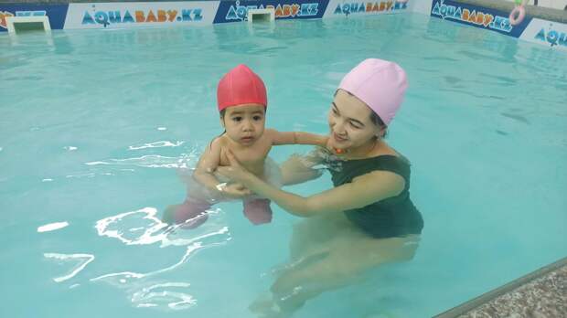 Грудные дети завоевывают медали по плаванию в Алматы