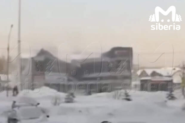 Появилось видео с обрушением торгового центра в столице региона России