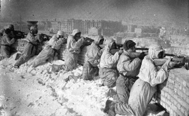 Советские автоматчики на одной из крыш Сталинграда, зима 1943 года.