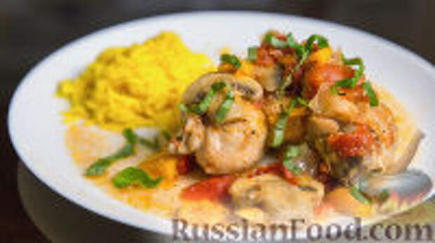 Фото к рецепту: Куриные голени, тушенные с грибами и овощами