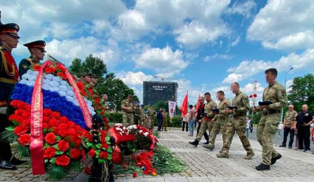 Столичный спецназ Росгвардии почтил память ветеранов на Поклонной горе