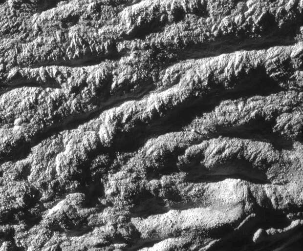 Вид поверхности Энцелада с расстояния 1 063 километра