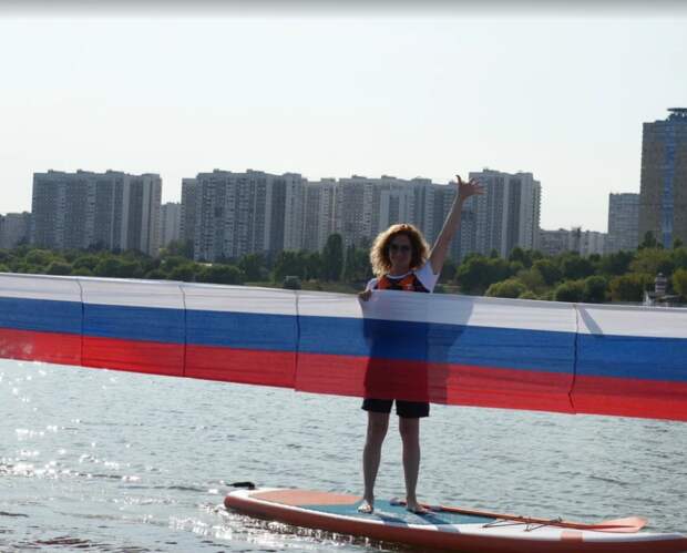 Огромный флаг России развернули над Строгинской поймой Фото ГБУ Крылья