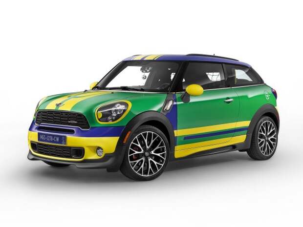 Как раз к ЧМ-2014 бренд Mini представил кроссовер Paceman в тематическом дизайне.Любителям футбола была адресована специальная версия Goal Cooper, окрашенная в цвета бразильского флага.Создатели трехдверной модели не ограничились необычными цветами.В список оборудования включили напольные коврики из материала AstroTurf, напоминающие по цвету и фактуре футбольное поле, а также установили в салоне миниатюрное футбольное поле.