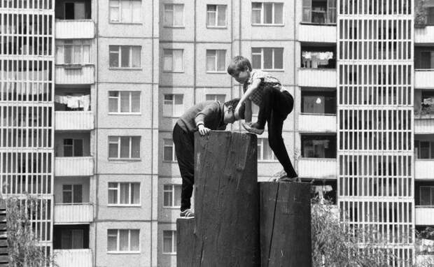 На детской площадке в новом районе. 1985 год. Автор: Всеволод Тарасевич.