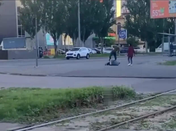 В Одессе замечен британский военнослужащий, избивающий местных жителей