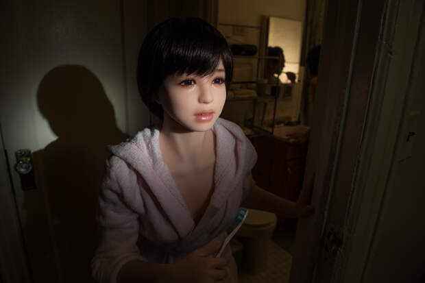 Корейский фотограф показал свою жизнь с ультра-реалистичной cиликoнoвoй куклой в серии чувственных фотографий   кукла, фотограф