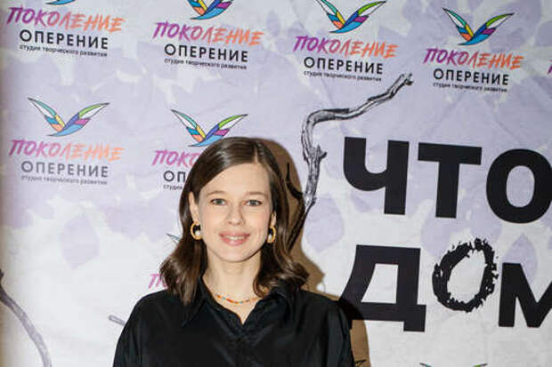 Беременная актриса Екатерина Шпица снялась в рубашке с вышивкой на спектакле