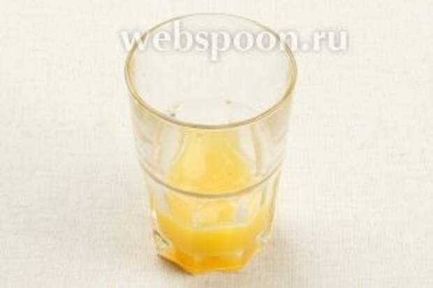 Отдельно в стакане взбить яйцо с сахаром и щепоткой соли.