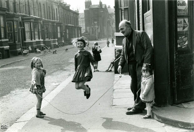 Обаяние трущоб Манчестера в фотографиях Ширли Бейкер 1960-х годов 23
