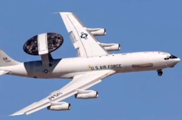Самолет E-3 Sentry ВВС США получил повреждения на базе в Саудовской Аравии