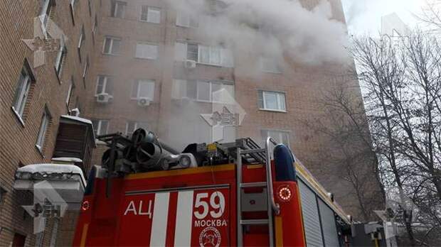 Пострадавшая при пожаре в Москве женщина скончалась в "скорой"