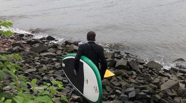 В Нью-Йорке мужчина, опаздывая на встречу, переплыл реку Гудзон на доске для сёрфинга в мире, встреча, история, люди, сёрфинг