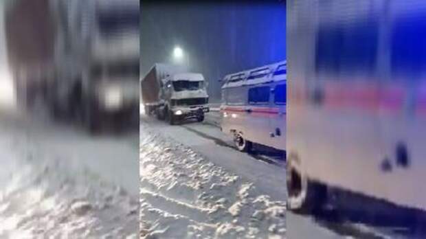 В Новороссийске два грузовика не смогли подняться на подъем ВИДЕО