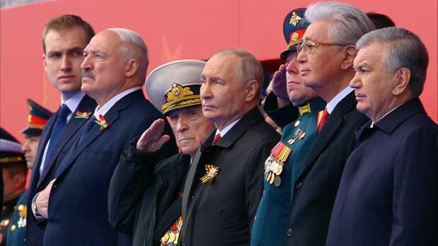 Путин и иностранные лидеры прибыли на Красную площадь на парад Победы