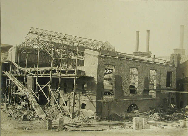 05. Рабочие за строительством перекрытий одного из новых заводских корпусов. 19 августа 1909