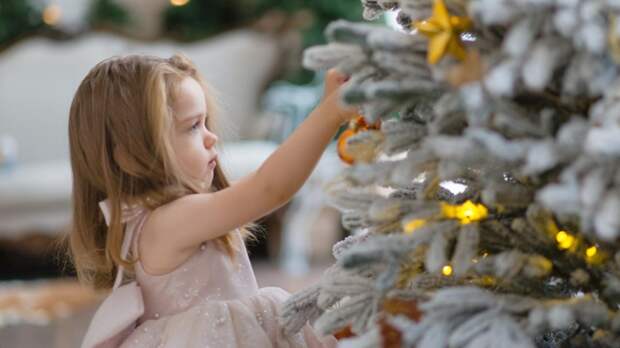 Как защитить новогоднюю елку от маленьких детей и животных: необычный лайфхак