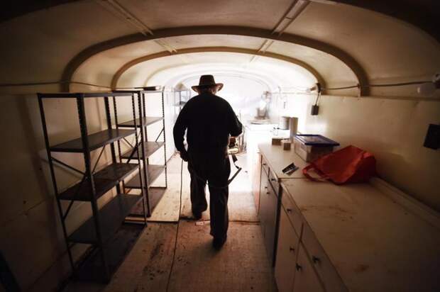 Канадец 50 лет строил бункер из 42 школьных автобусов! бункер, дом, интересно