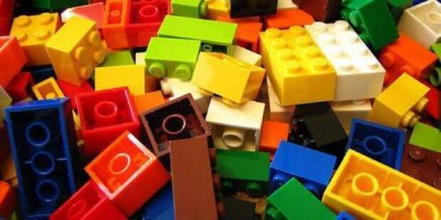 Блоки конструктора "Лего" делаются из очень прочного пластика - акрилонитрилбутадиенстирола.