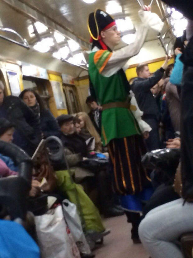 Пират в метро. Пират в метро.