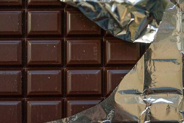 «Сладкий» воришка едва не украл почти сто плиток шоколада в одном из магазинов Севастополя
