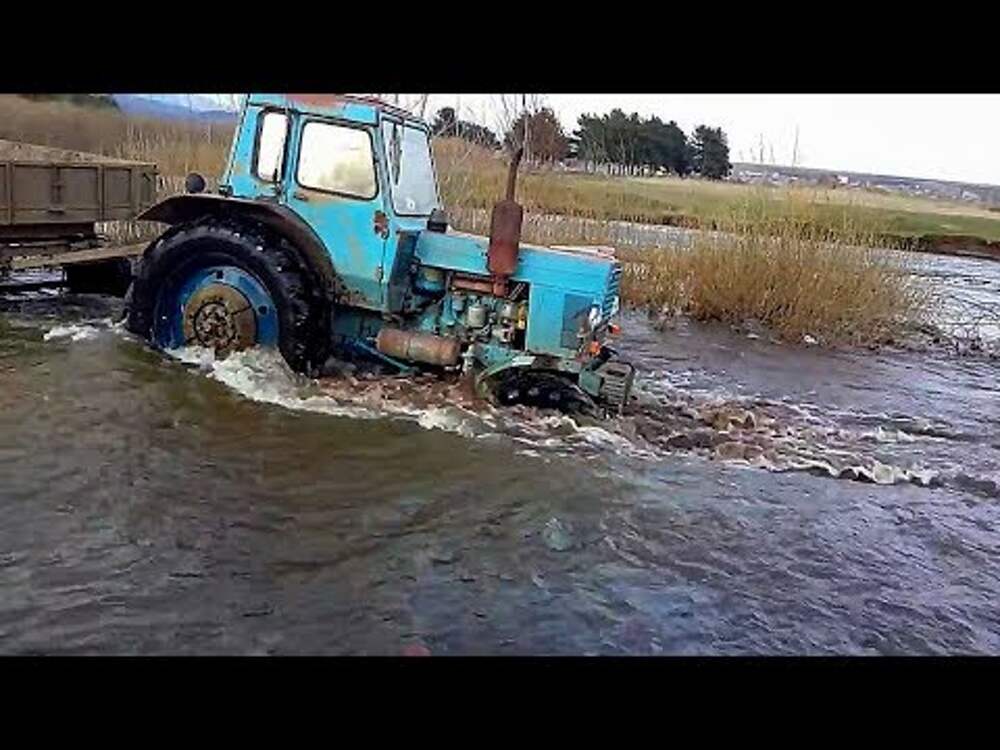 Трактора ездят по грязи. Трактор МТЗ 82 по бездорожью. Трактор МТЗ 80 по грязи. МТЗ 82 на бездорожье. Трактор МТЗ 80 грязный.