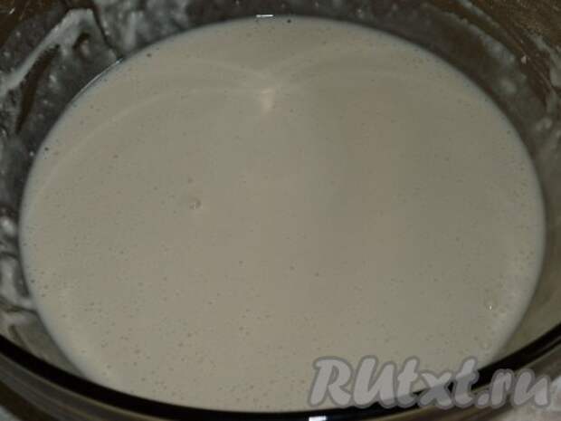 Затем постепенно, помешивая, вводим 1 стакан просеянной муки. Тесто должно получиться, как на оладьи. Накрываем миску с получившейся опарой полотенцем и ставим в тёплое место минут на 30. 