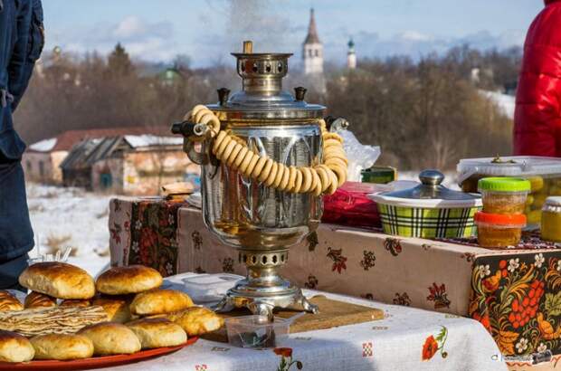 Чаепитие за самоваром с баранками - любимая русская традиция