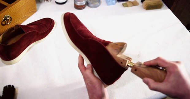 Формодержатель, чтобы обувь сохла быстрее. | Фото: probootblack.info 