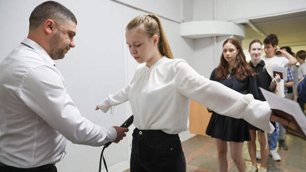 Депутат Останина назвала "маленькой победой" отмену досмотра детей перед ЕГЭ