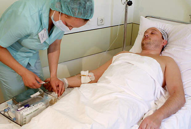 Пострадавший депутат Госдумы от ЛДПР Роман Худяков в палате медицинского центра