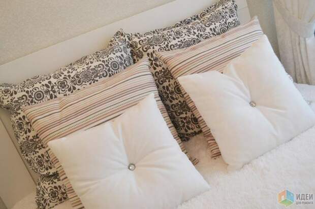 Декоративные подушки в спальне