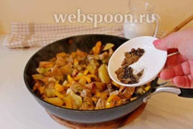 Мясо с овощами посолить, добавить специи.