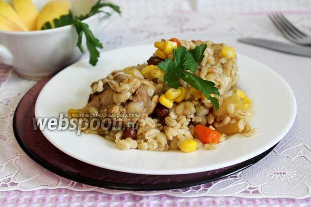 Фото Каша перловая с курицей, овощами и фруктами